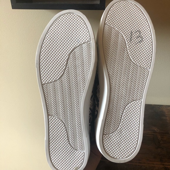 NEW Steve Madden snakeskin print sneakers. - Picture 4 of 5